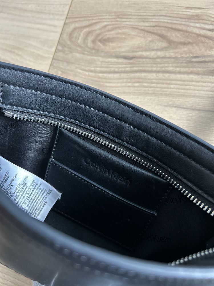 Czarna mała torebka kopertówka Calvin Klein CK eko skóra