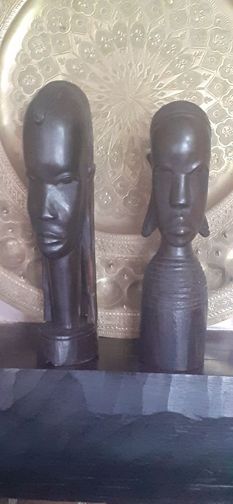 Vendo 2 figuras  africanas pau santo