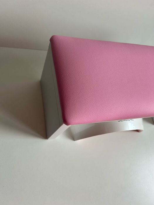 Podpórka do manicure paznokci pod dłoń.  Pudrowy róż gładki