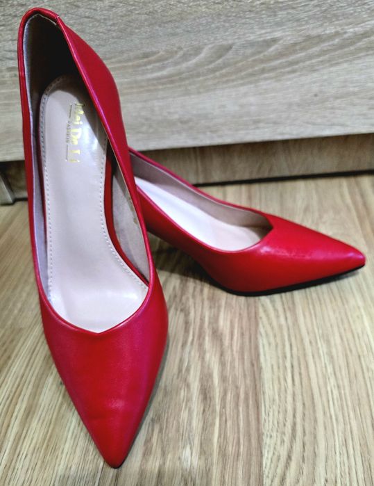 Туфлі червоні з екошкіри.
