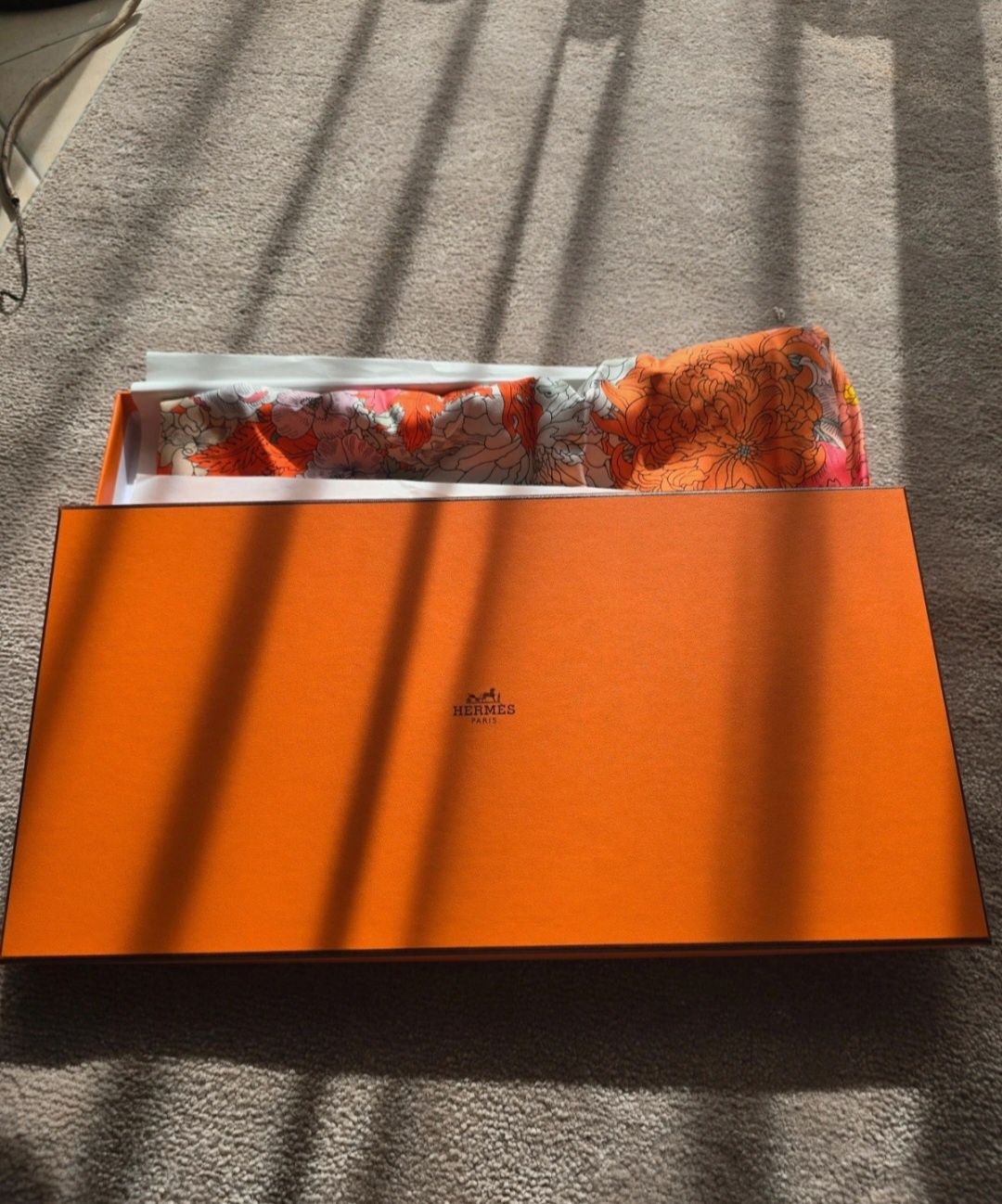 Lenço 100% em seda
Made in France
Hermès
Novo, nunca usado, vai acompa
