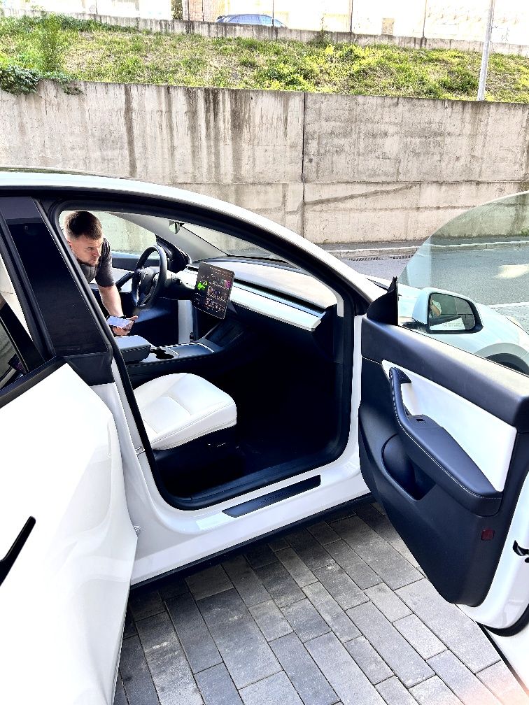 Tesla model Y 2022 рік long Range 82kw Dual  Motor