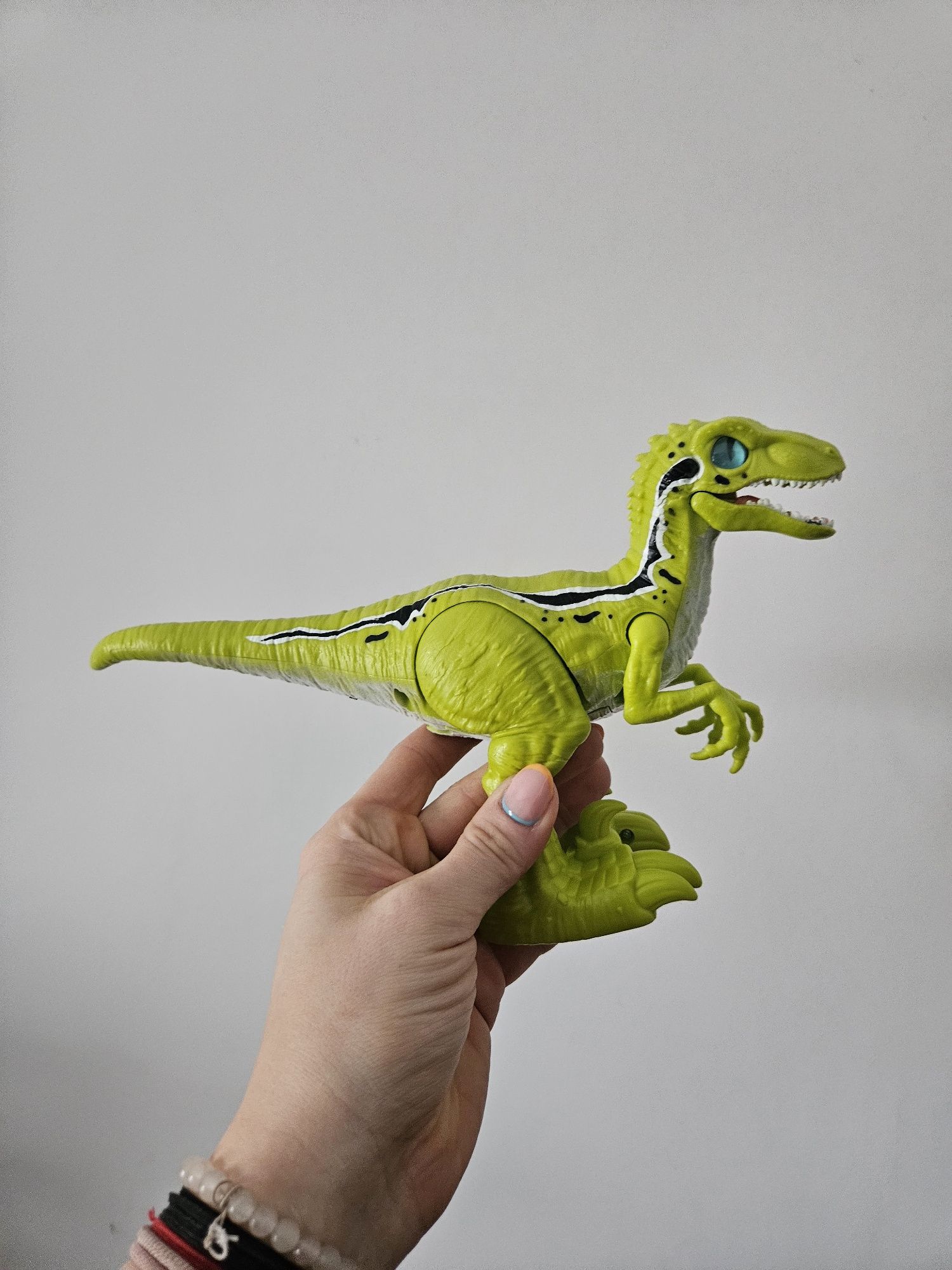 Zabawka robot dinozaur.  Chodzi i rusza szczęką