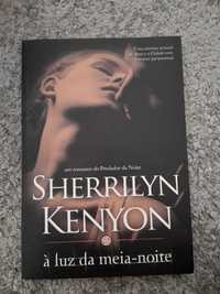 Livro "À Luz da Meia-Noite" de Sherrilyn Kenyon