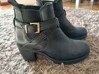 Botas pretas com fivela