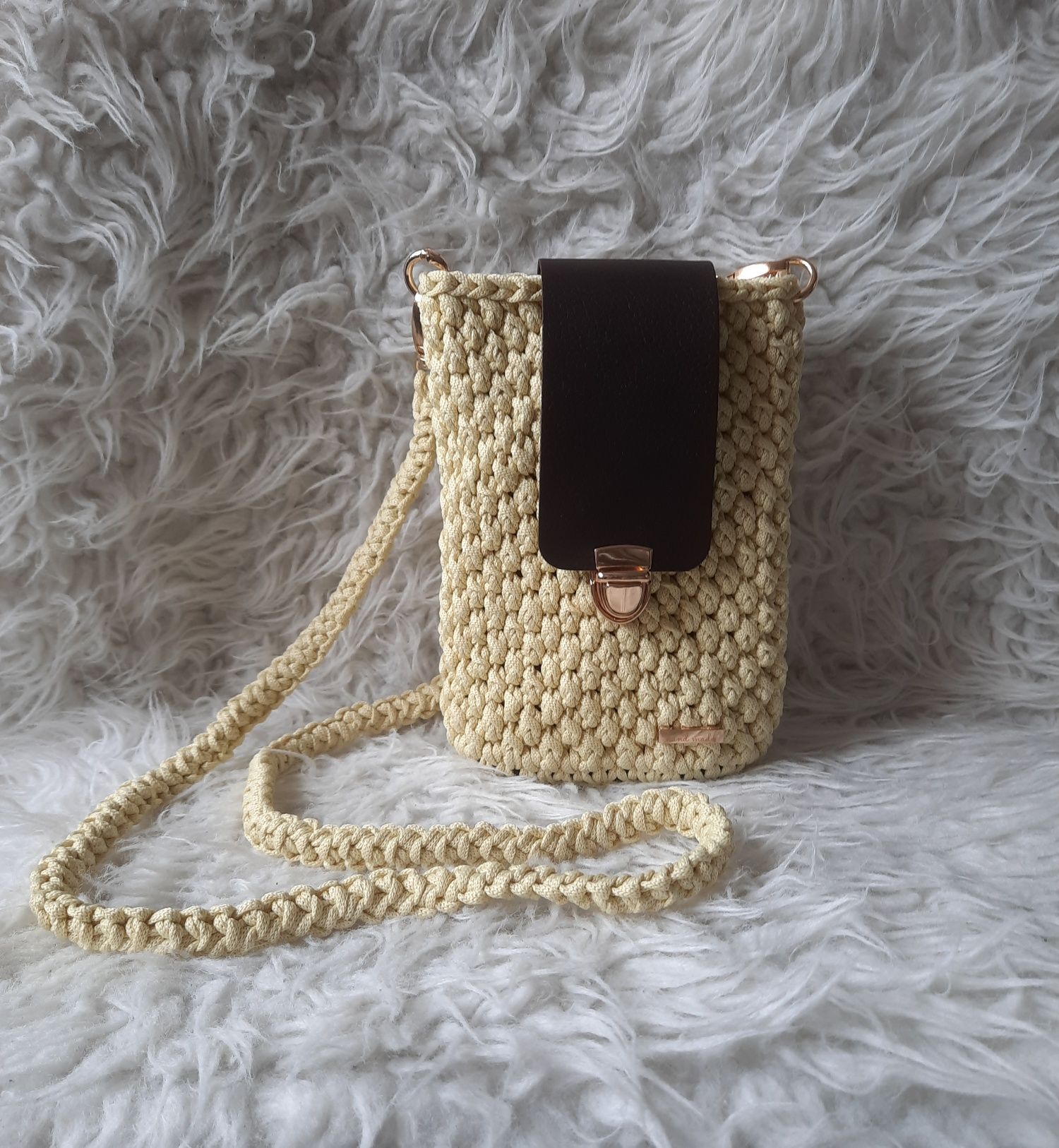 Etui na telefon mini torebka handmade na szydełku banan skóra pasek