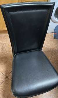 Cadeiras de pele com pes em inox