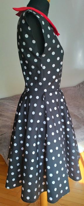 Sukienka w grochy z czerwonym kołnierzykiem