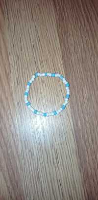 Pulseira azul e branca de missangas