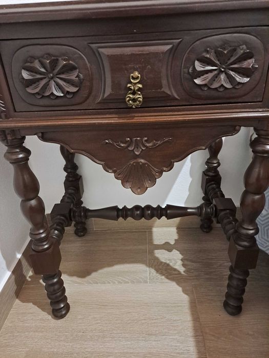 Conjunto de duas mesas de cabeceira