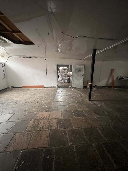 Продаж комерційного приміщення 220 кв.м на приватній  зем .4 сотки.