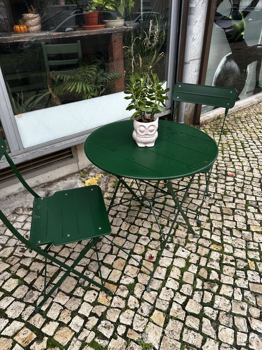 Jogo de mesa com 2 cadeiras ( disponivel 4 jogos)