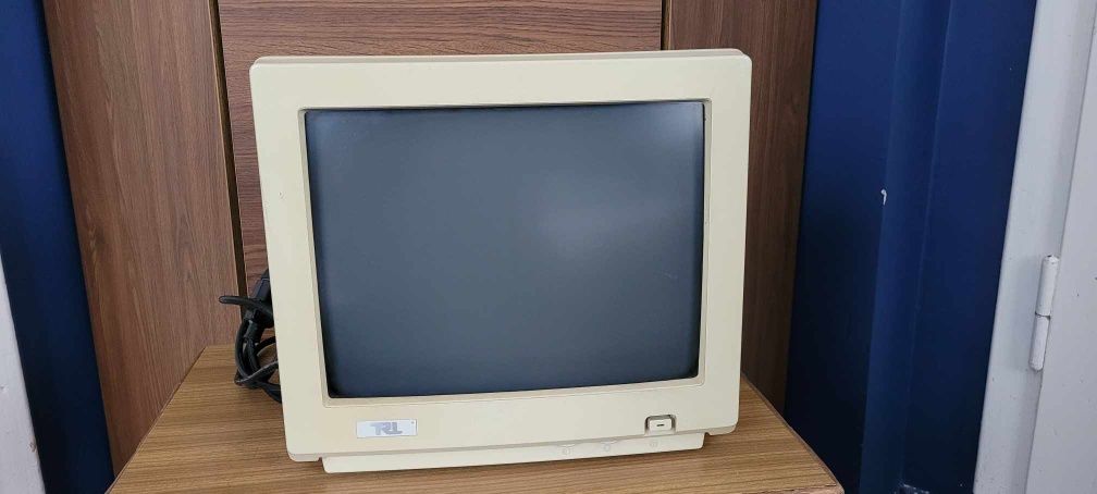 Zabytkowy monitor komputerowy trl czarno biały