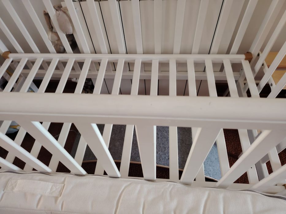 Berço/cama de grades com colchão