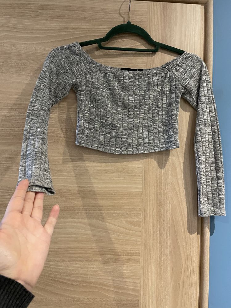 Crop top z firmy Pretty Little Thing