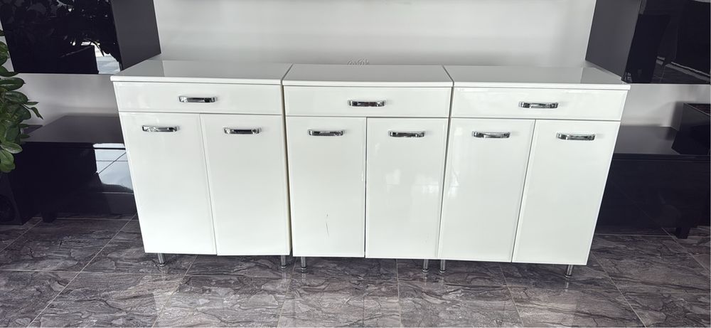 Sprzedam dwie białe szafki łazienkowe w nowoczesnym stylu.