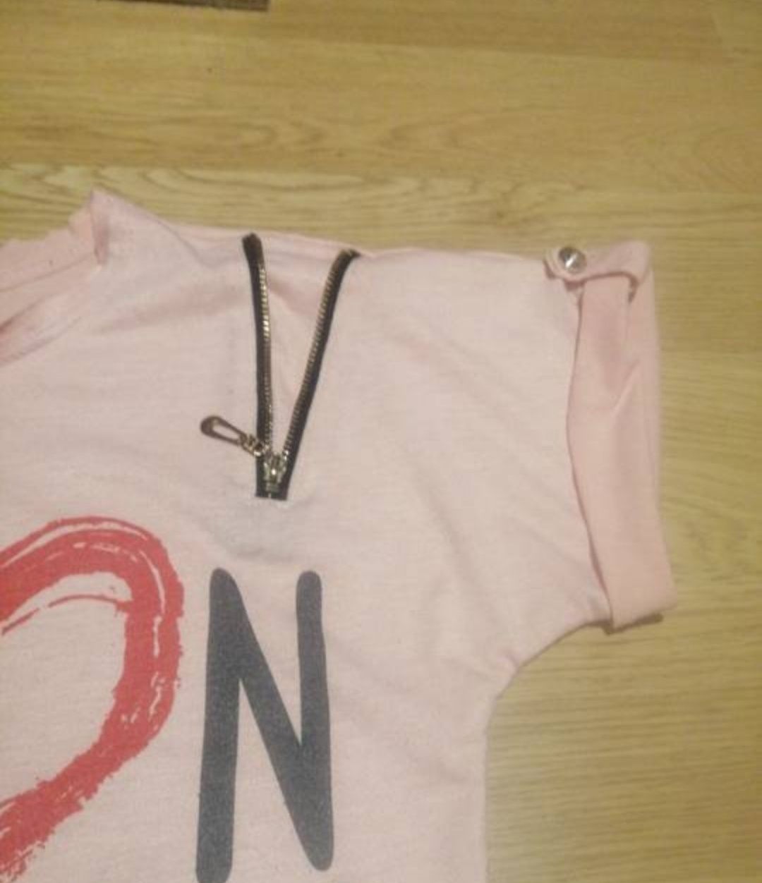 Koszulka z napisem i ozdobnymi zameczkami