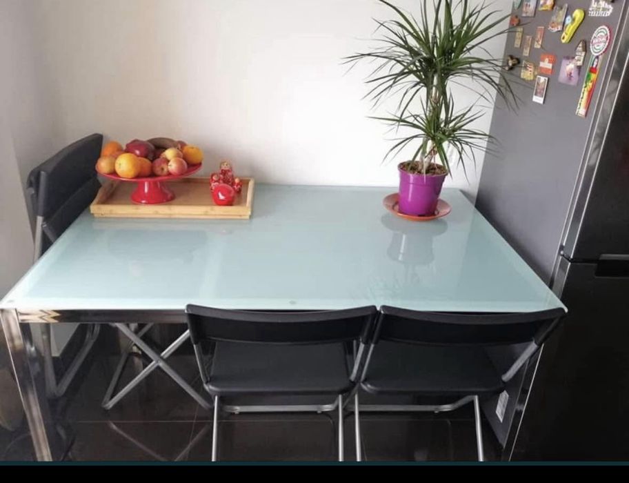 Mesa com tampo de vidro