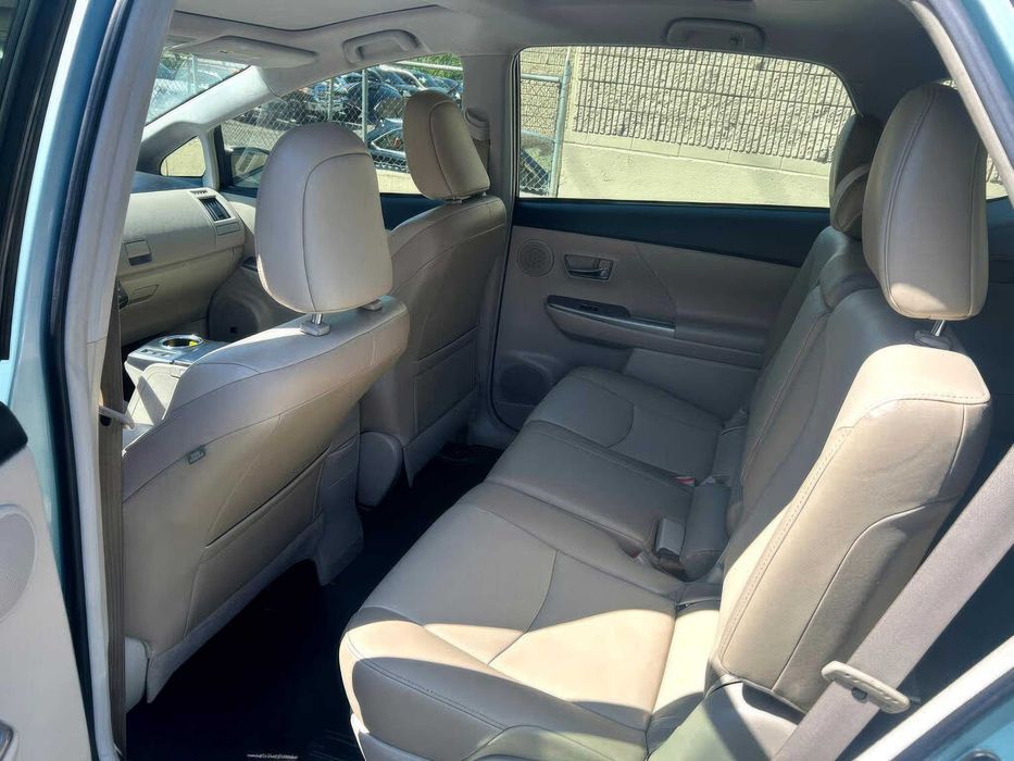 Toyota Prius v Five      2015