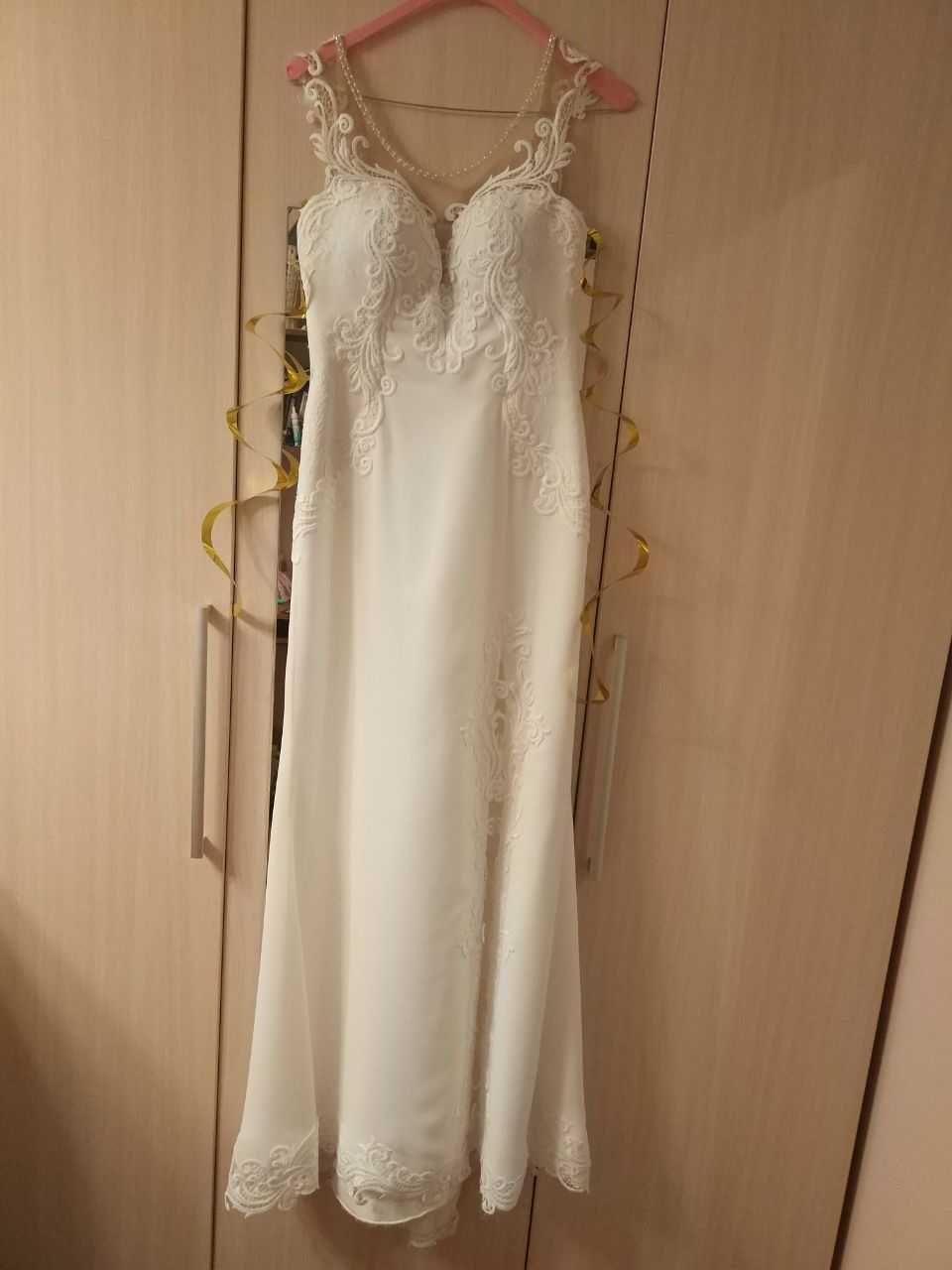 Весільна сукня з мережевом