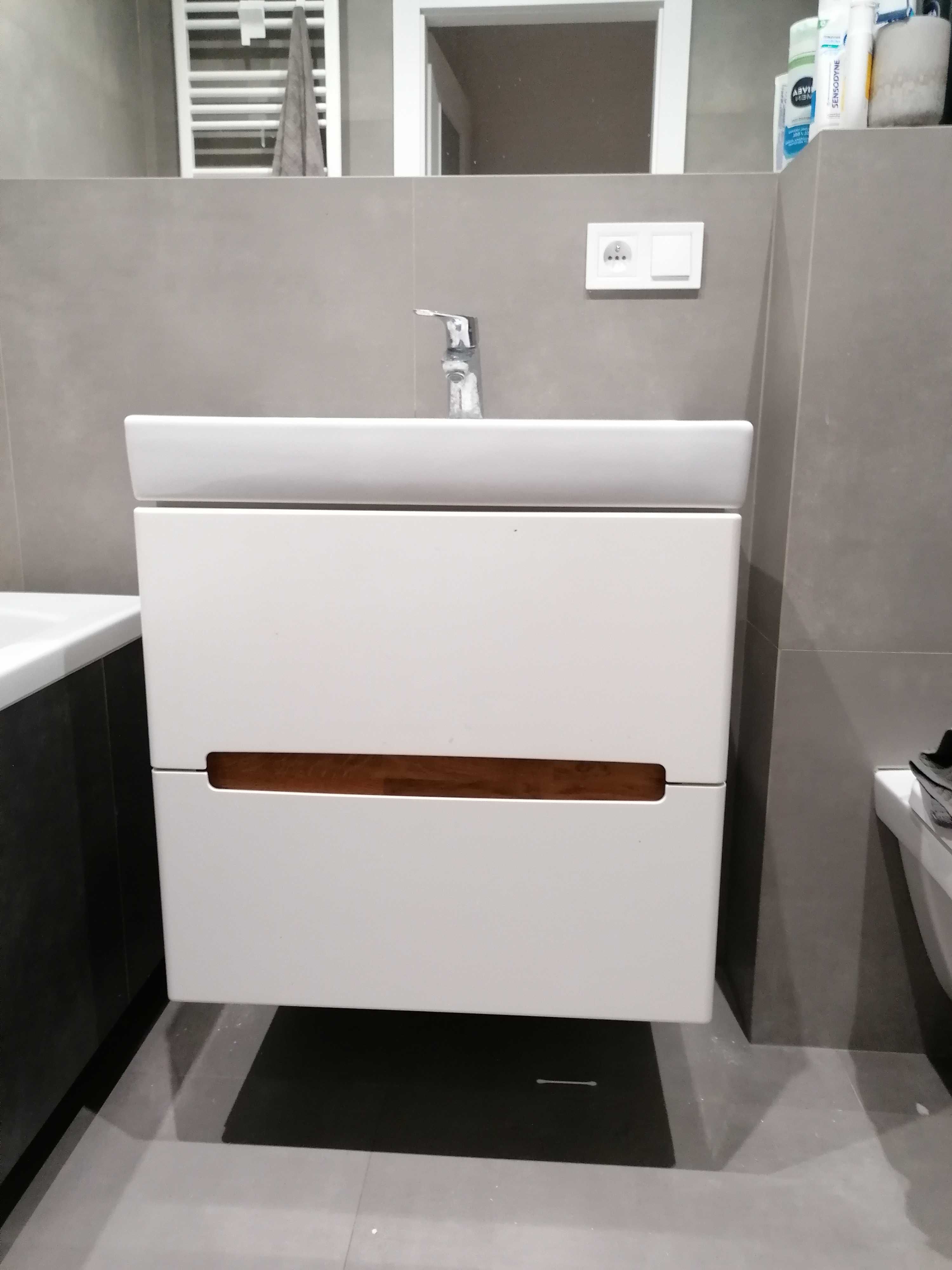 Sprzedam szafka łazienkowa, umywalka, bateria hansgrohe (biała, 60cm)