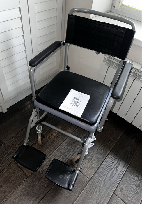 Крісло-каталка з санітарним оснащенням