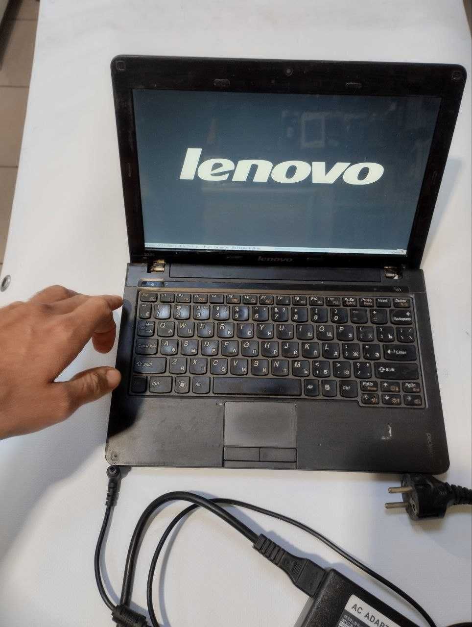 Нетбук Lenovo для нескладних задач у робочому стані