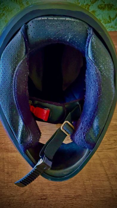 Мото шлем чорний з нотками червоного