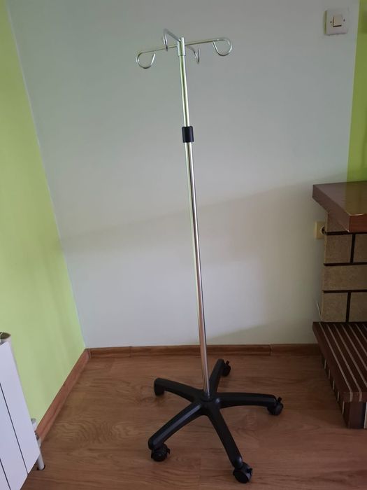 Stojak regulowany na kroplówki