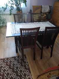 Stół z krzesłami drewniane.