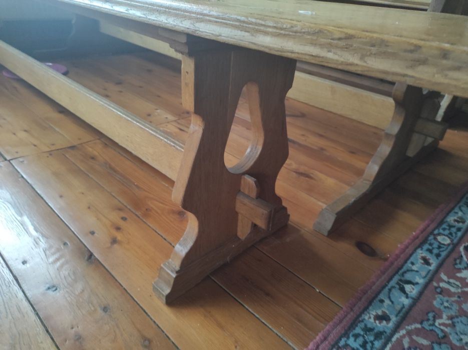 Дубовий стіл ручної роботи.