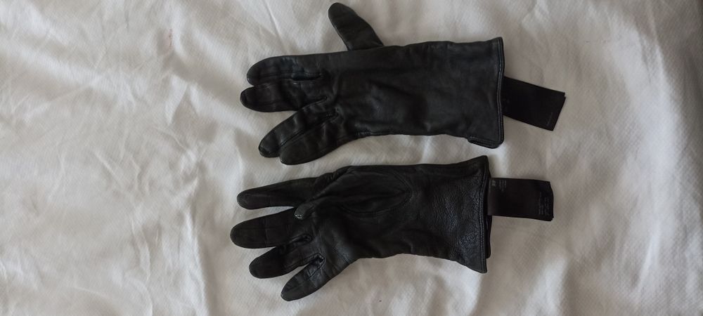 Luvas pretas confortáveis