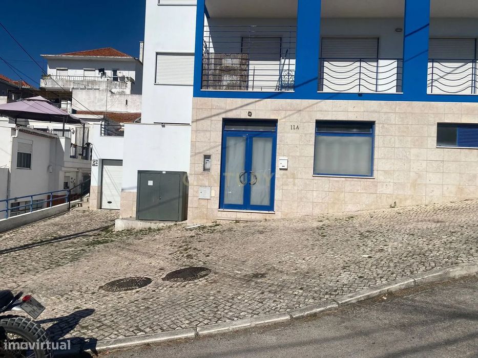 Loja convertida em Apartamento T1 com Garagem na Trafaria, Pica Galo