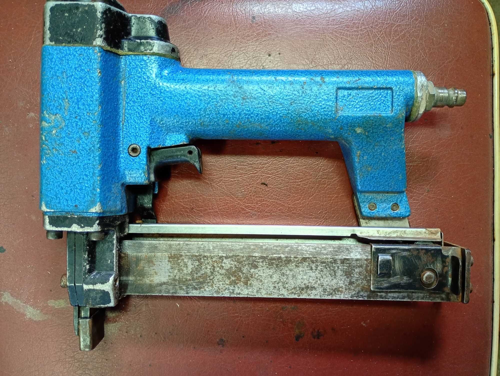 Pneumatyczny pistolet tapicerski