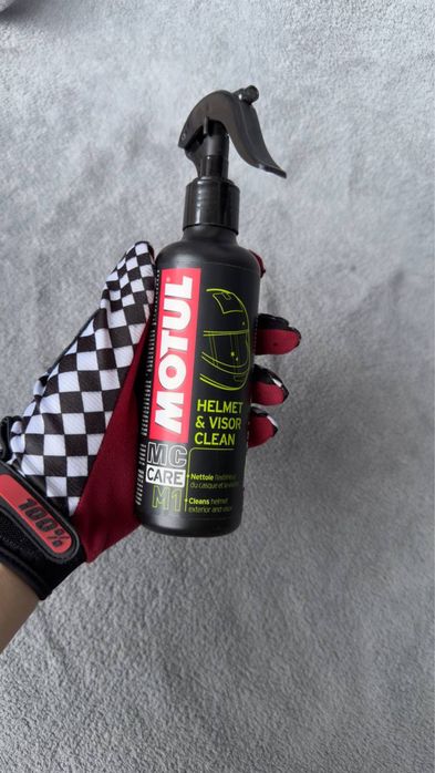 Засіб для очистки шоломів та скла Motul Helmet&Visor Clean 250ml