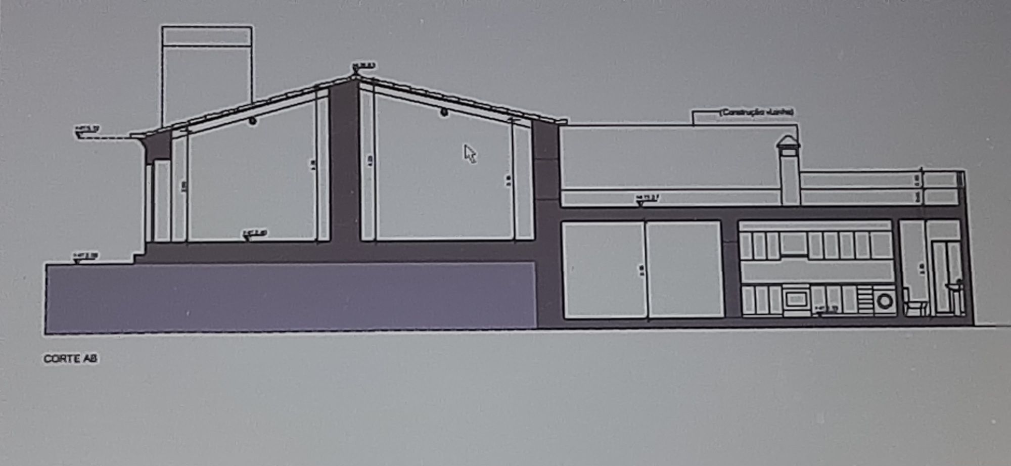 Moradia em banda T2, com terraço.
