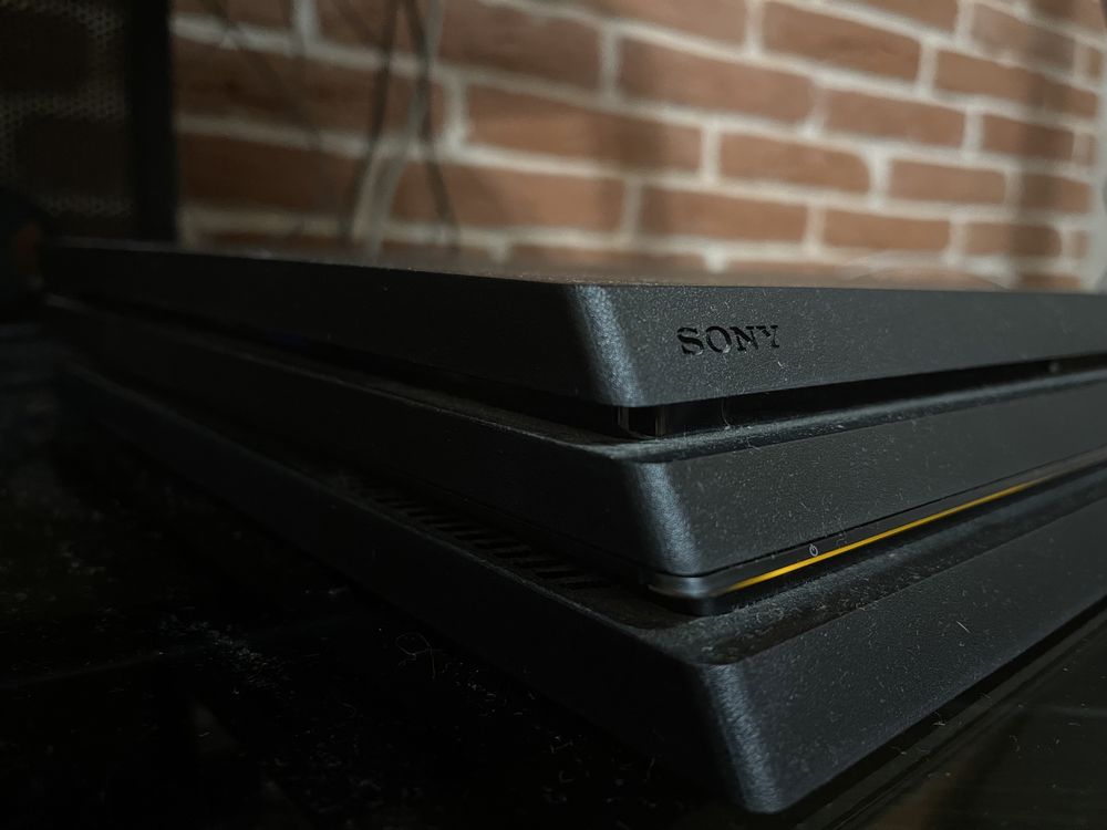 PS 4 PRO 500GB +2 джойстика + 9 ігор