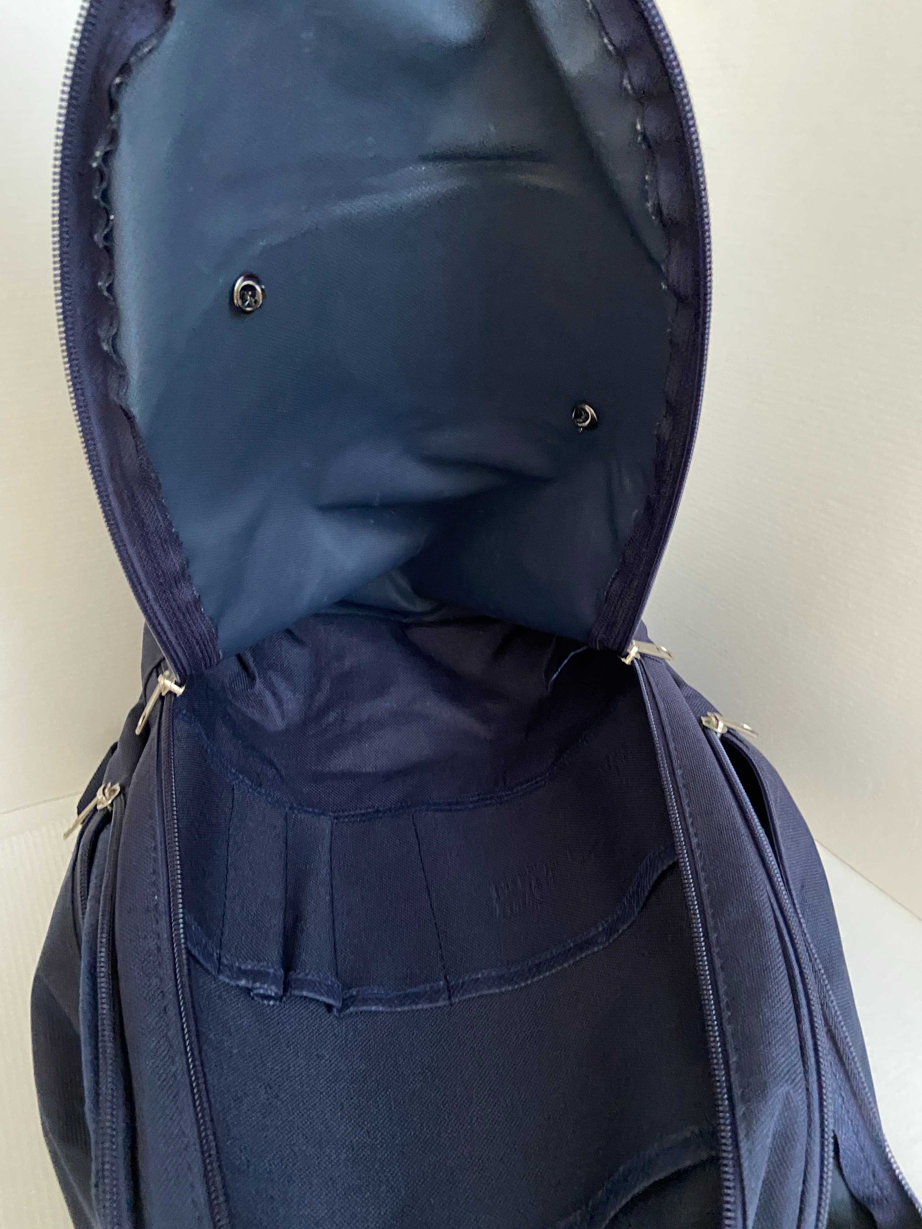 Mochila azul escura pequena