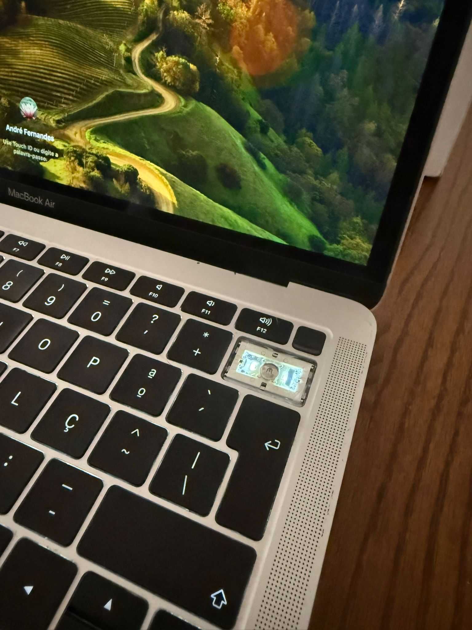 MacBook Air 19 – i5, 16GB RAM + Original Charger