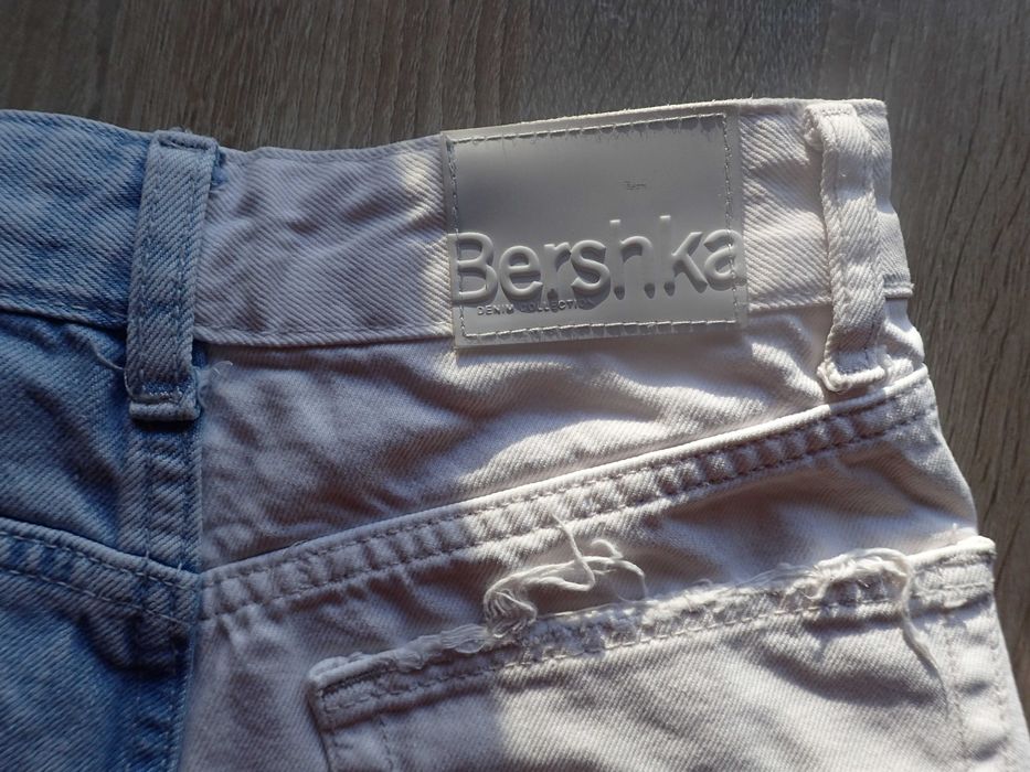 Bershka - krótkie spodenki jeansowe damskie