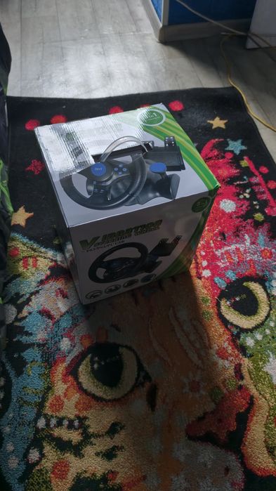 Продам игровой руль в идеальном состоянии с педалями и коробкой