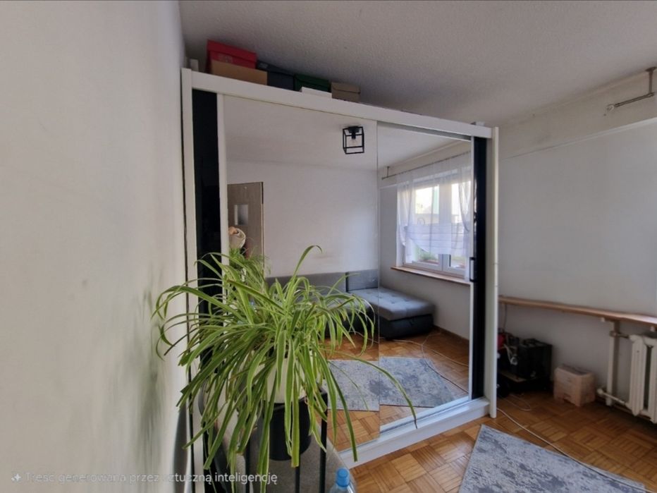 Biała szafa z lustrzanymi drzwiami