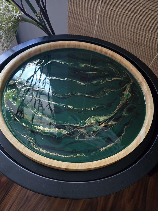 Drewniana taca z żywicą epoksydowa