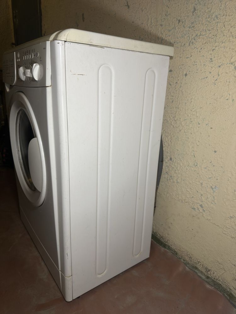 Пральна машина indesit wisl 86 вузька