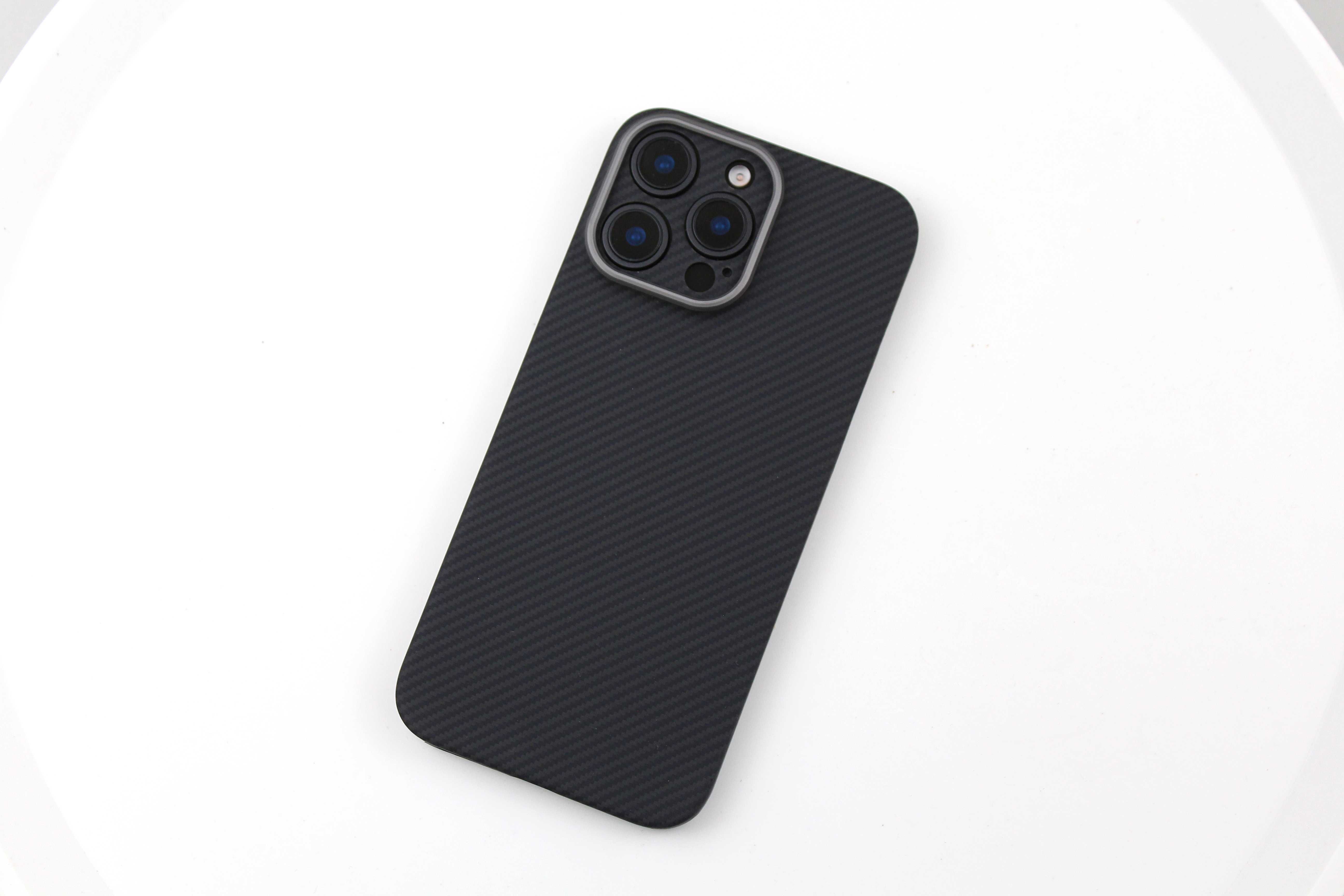 Чехол из настоящего карбона для iPhone 16 Pro Max