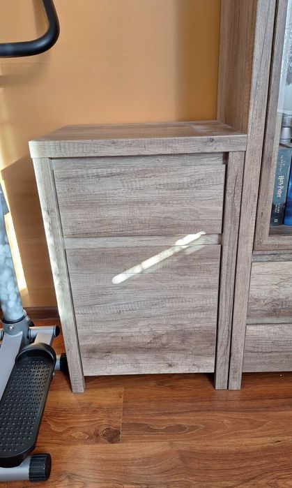 Komoda z drzwiami i szufladami efektowna