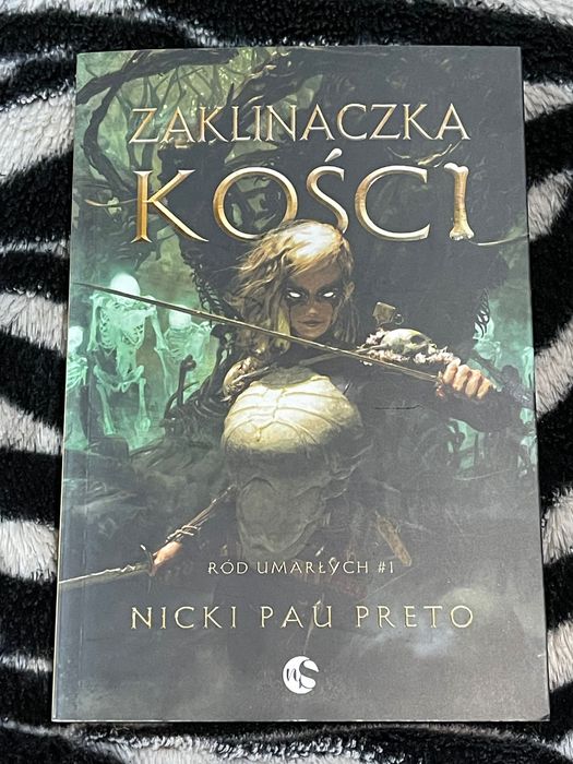 Zaklinaczka kości - Nicki Pau Preto