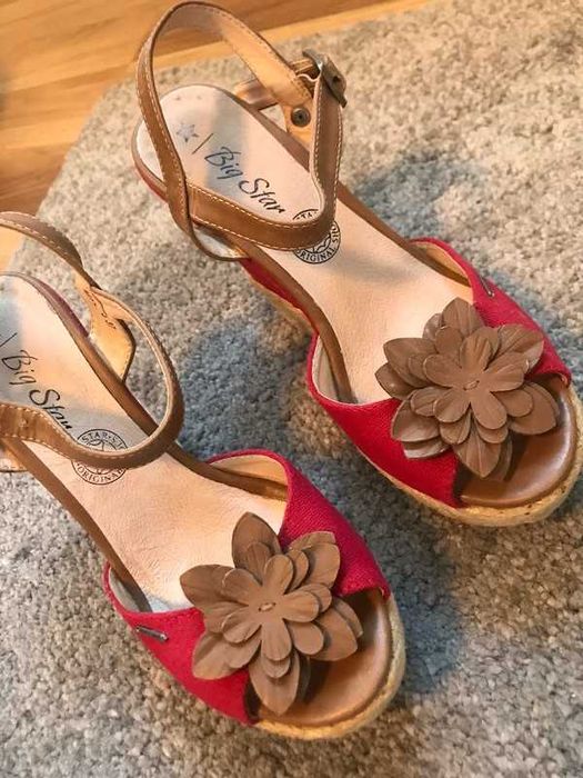 Piękne buty na wysokiej koturnie rozm 37