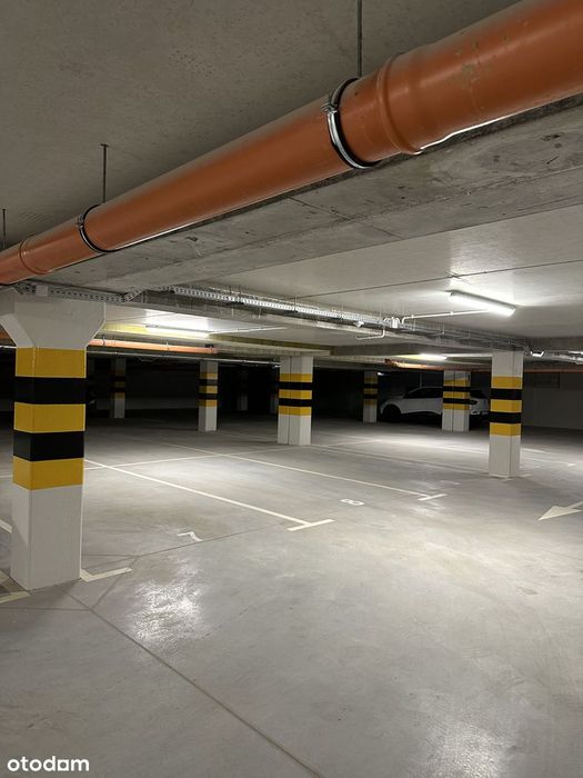 Garaż 12,5 m² z oświetleniem w budynku