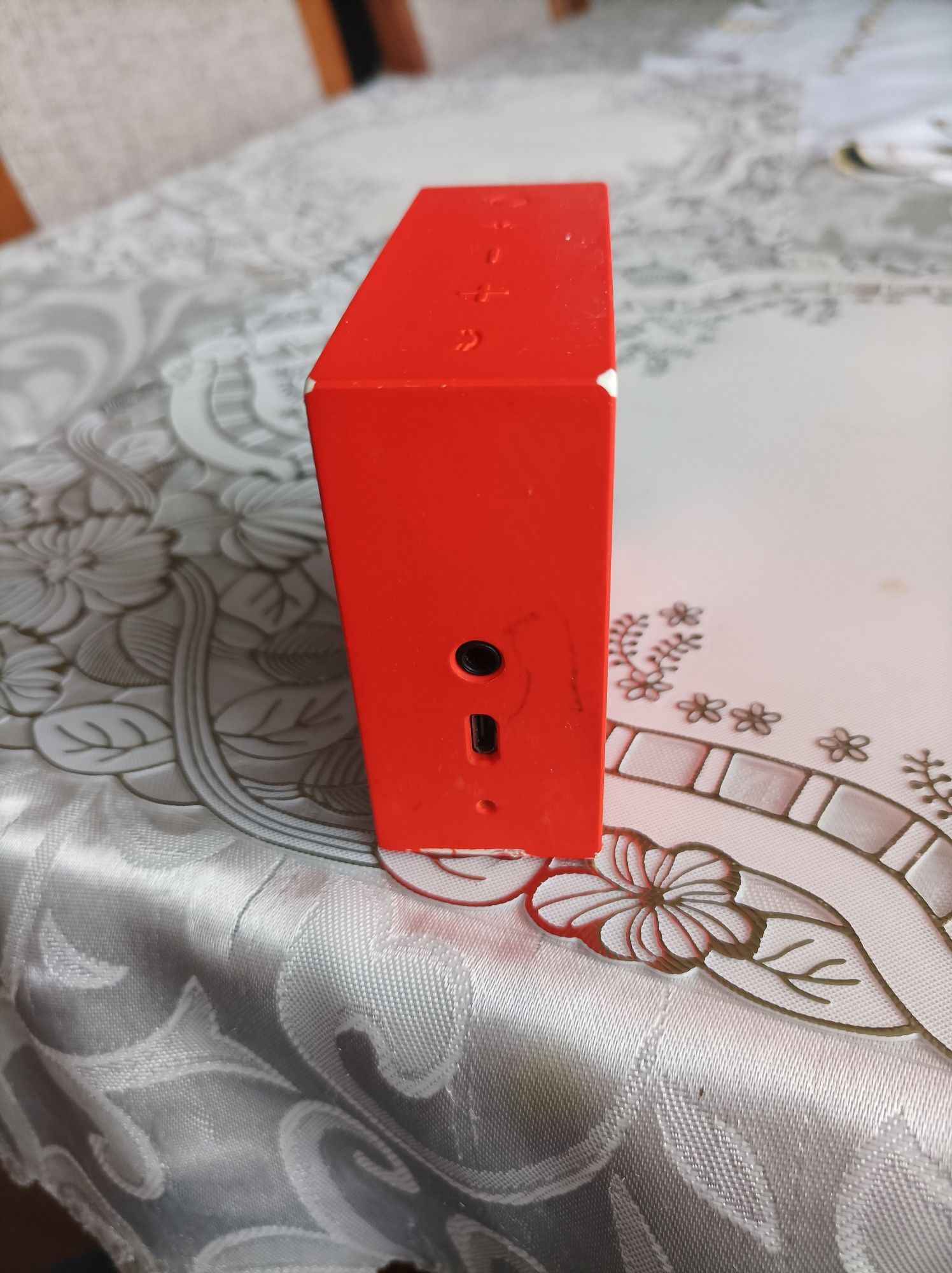 Głośnik JBL pomarańczowy